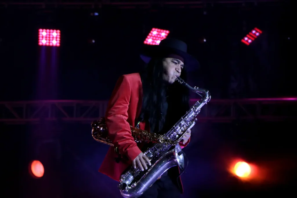 Homenaje a Sax de Maldita Vecindad, leyenda del rock mexicano, con referencia al Día de Muertos y calaveras