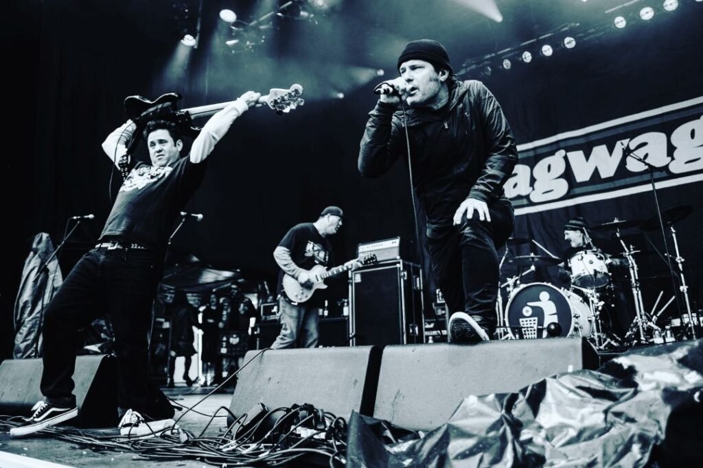 Lagwagon tocando en vivo durante un show de punk rock melódico