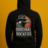modelo vistiendo sudadera negra rock Original Rockers con logo retro en la espalda