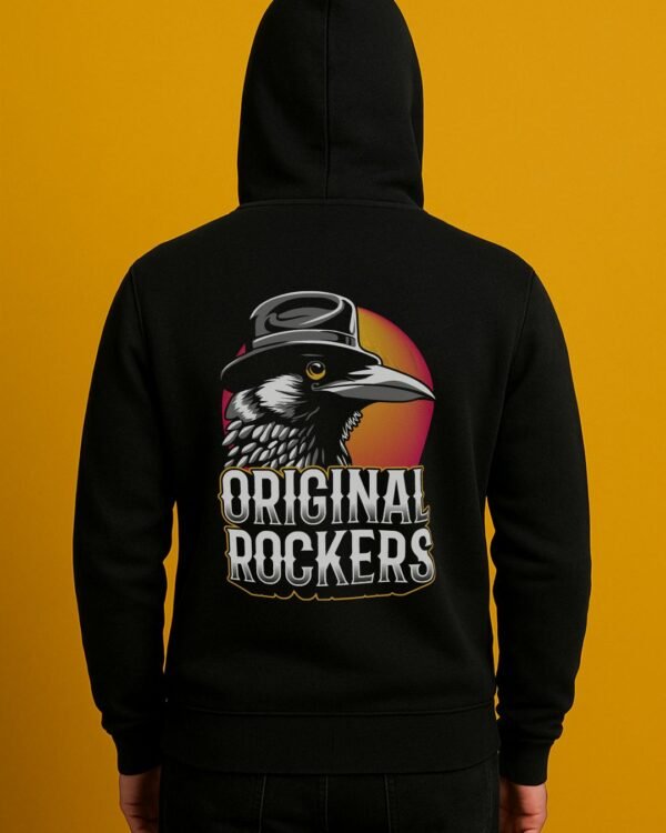 modelo vistiendo sudadera negra rock Original Rockers con logo retro en la espalda