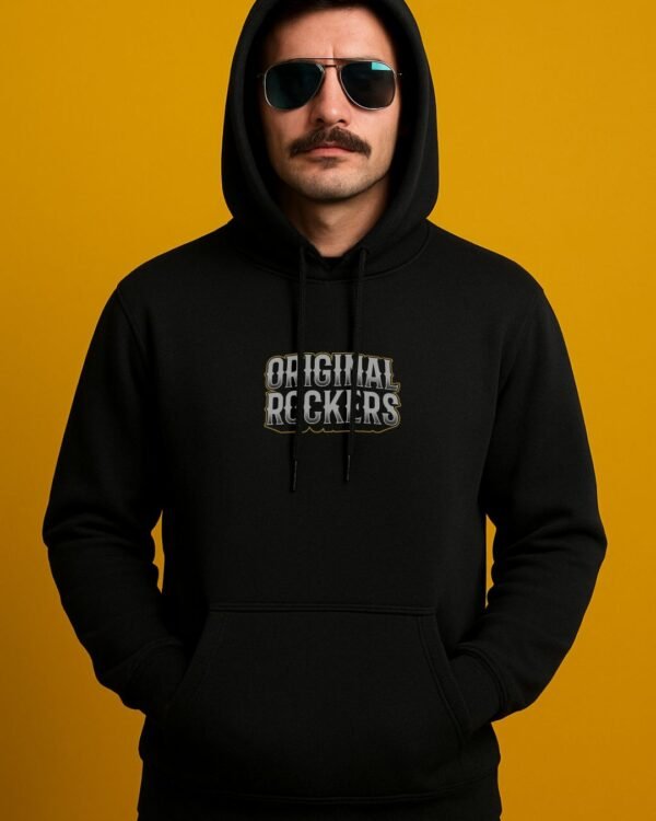 modelo usando hoodie negra unisex rockera con tipografía Original Rockers