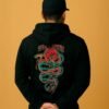 modelo vistiendo sudadera negra Rosa Venenosa con diseño tattoo tradicional en la espalda