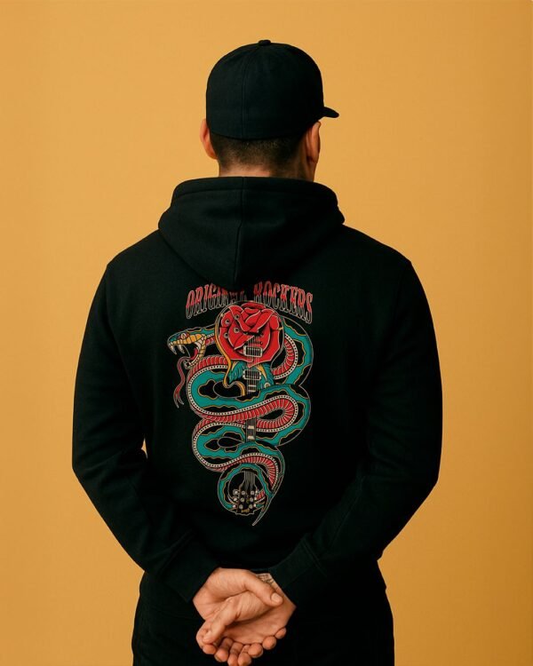 modelo vistiendo sudadera negra Rosa Venenosa con diseño tattoo tradicional en la espalda
