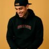modelo usando hoodie negra Rosa Venenosa unisex estilo tatuaje old school