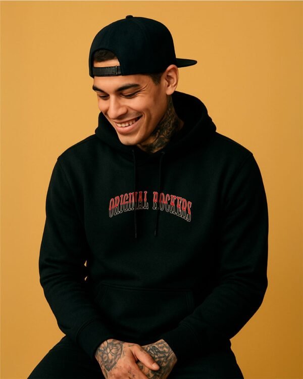 modelo usando hoodie negra Rosa Venenosa unisex estilo tatuaje old school
