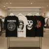 Exhibidor de tienda de moda mostrando playeras mas iconicas del punk rock de bandas punk clásicas como Ramones, Sex Pistols, Misfits y Dead Kennedys, reflejando la fusión entre música y moda