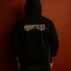 Modelo usando sudadera negra Agente 33 vista posterior con tipografía