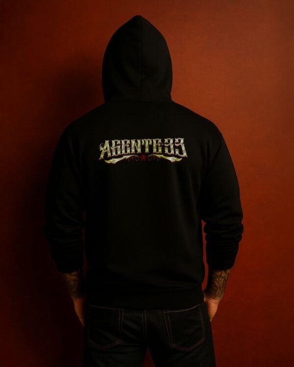 Modelo usando sudadera negra Agente 33 vista posterior con tipografía