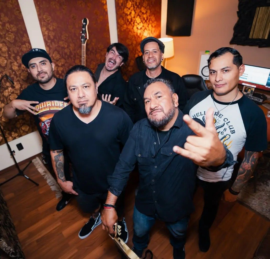 Foto de Agente 33 durante la preparación del show Baila y Resiste