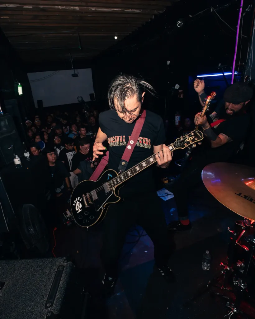 Alex guitarrista de 13 anclas en pleno riff rocker en vivo