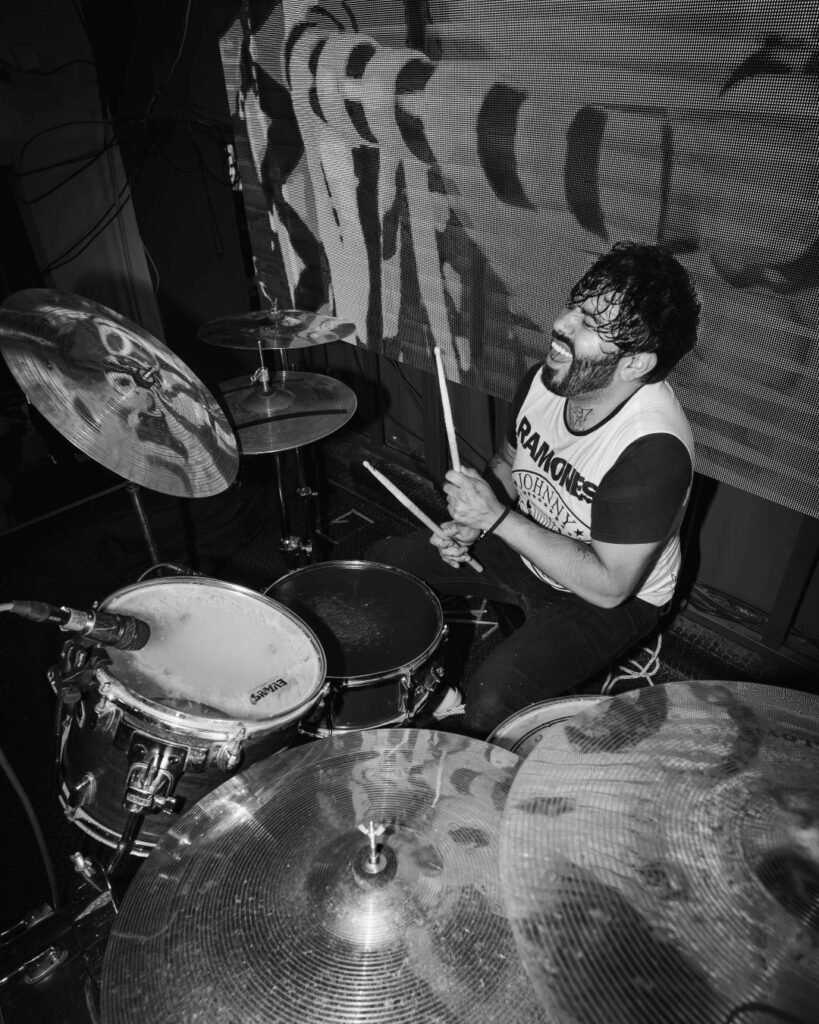 supernavi en vivo La banda potosina Súpernavi durante su presentación punk rock en Wadley Bar