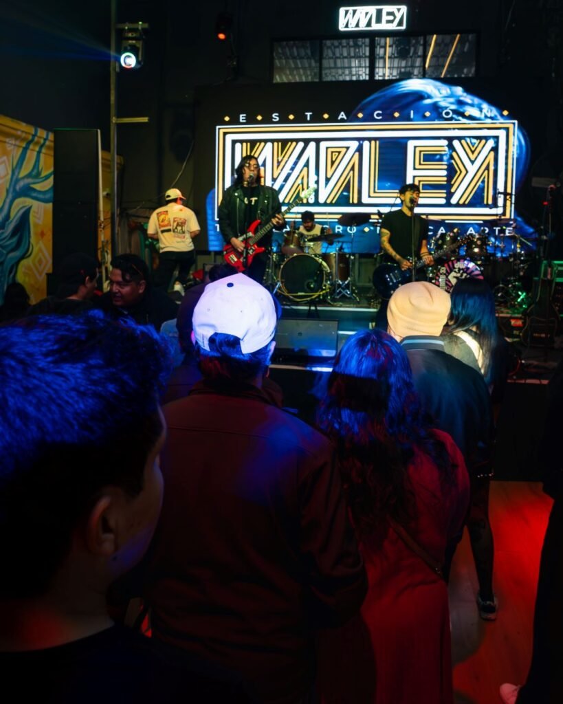 supernavi en vivo en wadley bar Power trío Súpernavi en escena con energía punk rock en San Luis Potosí