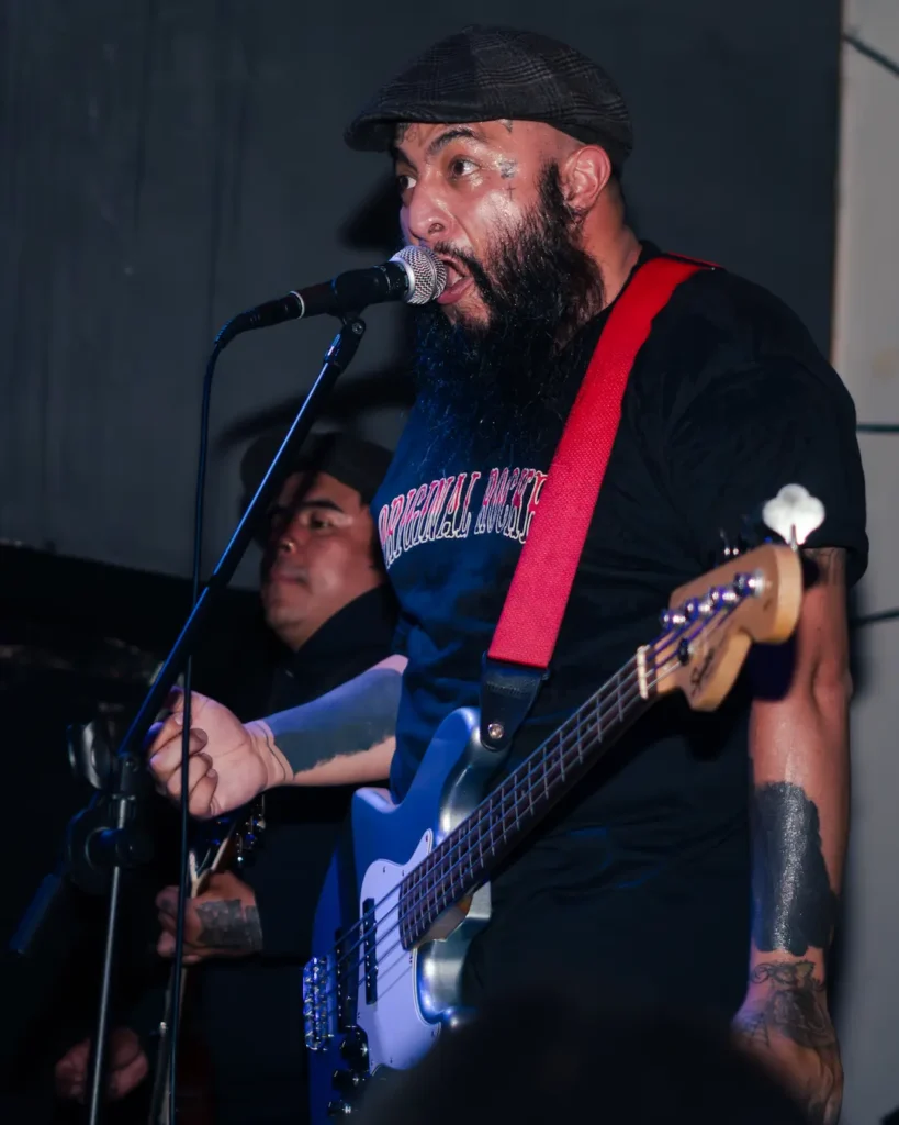 Leon vocalista de 13 anclas cantando en vivo en san luis potosi