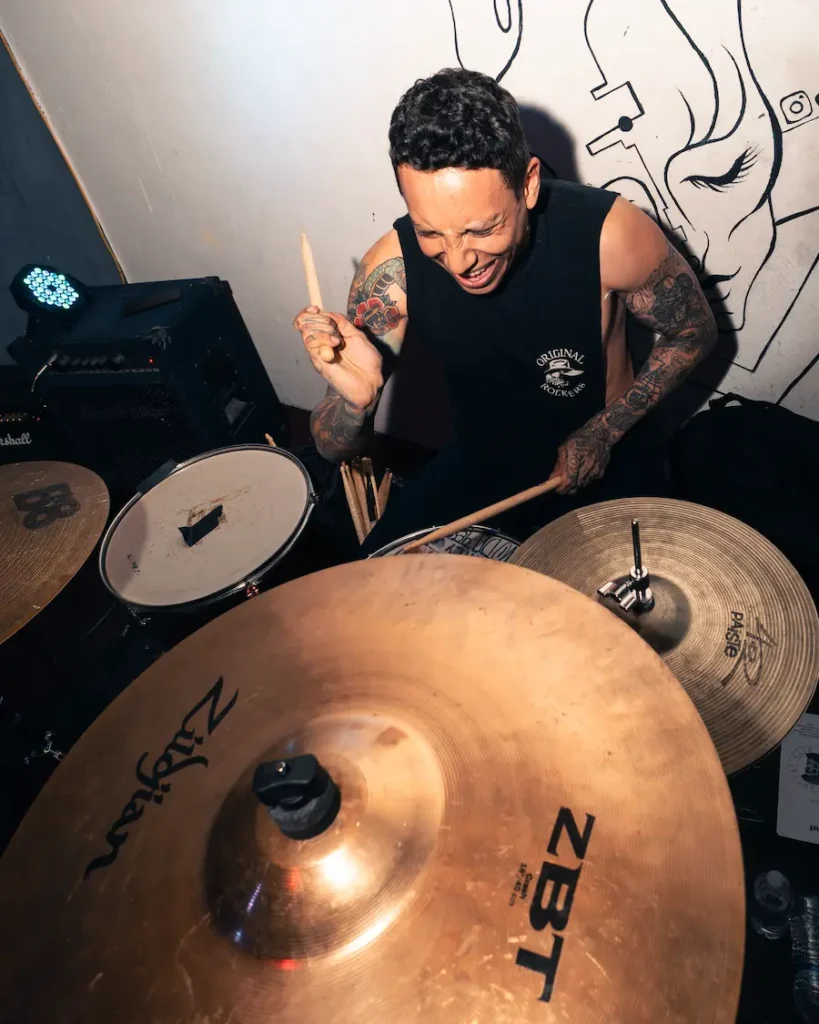 morris de 13 anclas tocando la bateria en vivo en sonica