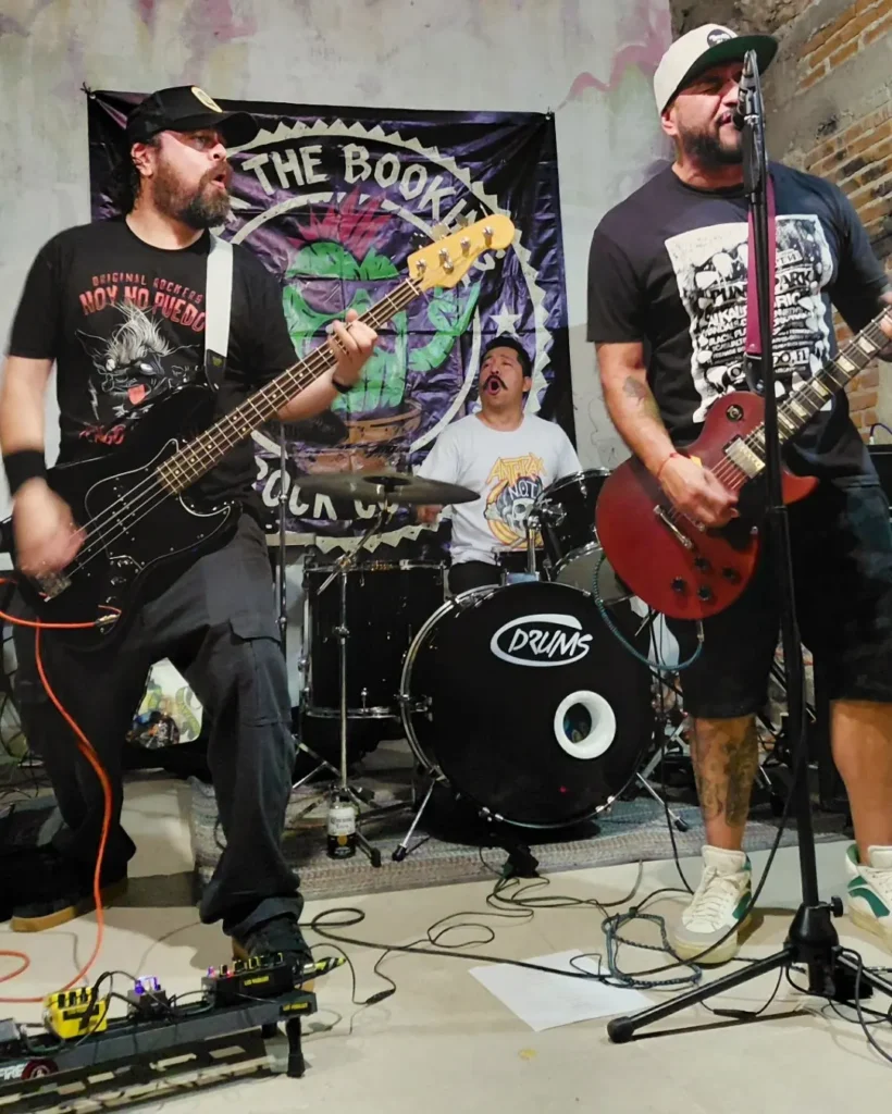 banda independiente de rock tocando en vivo escena underground