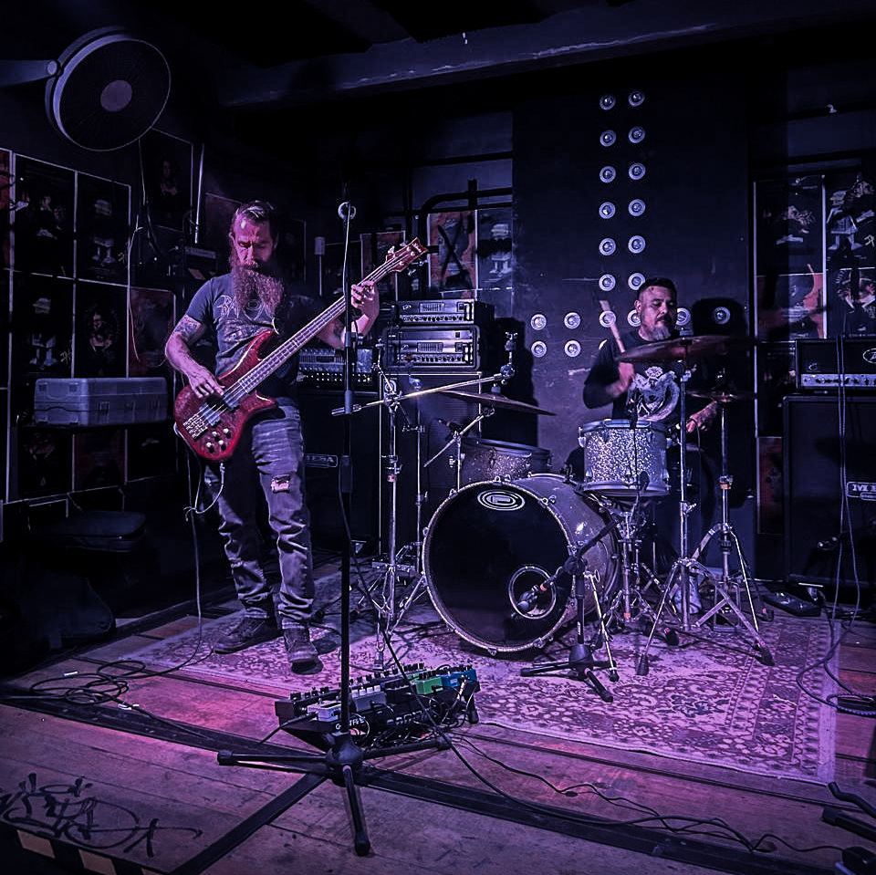banda de rock tocando en concierto en foro pequeño
