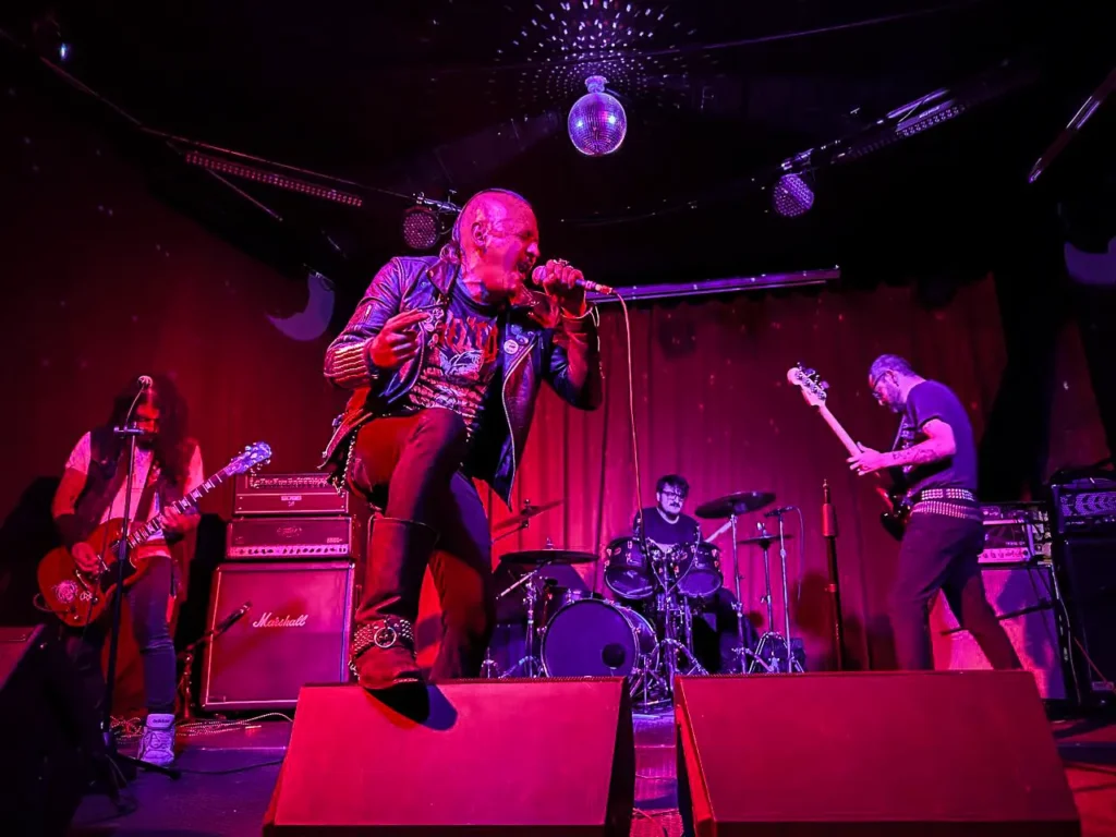 concierto de rock en foro pequeño escena rock independiente