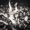 mosh pit en concierto de rock energía del público