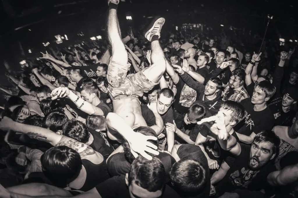 mosh pit en concierto de rock energía del público