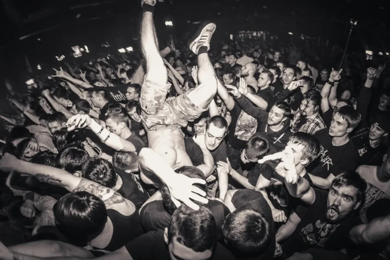 mosh pit en concierto de rock energía del público