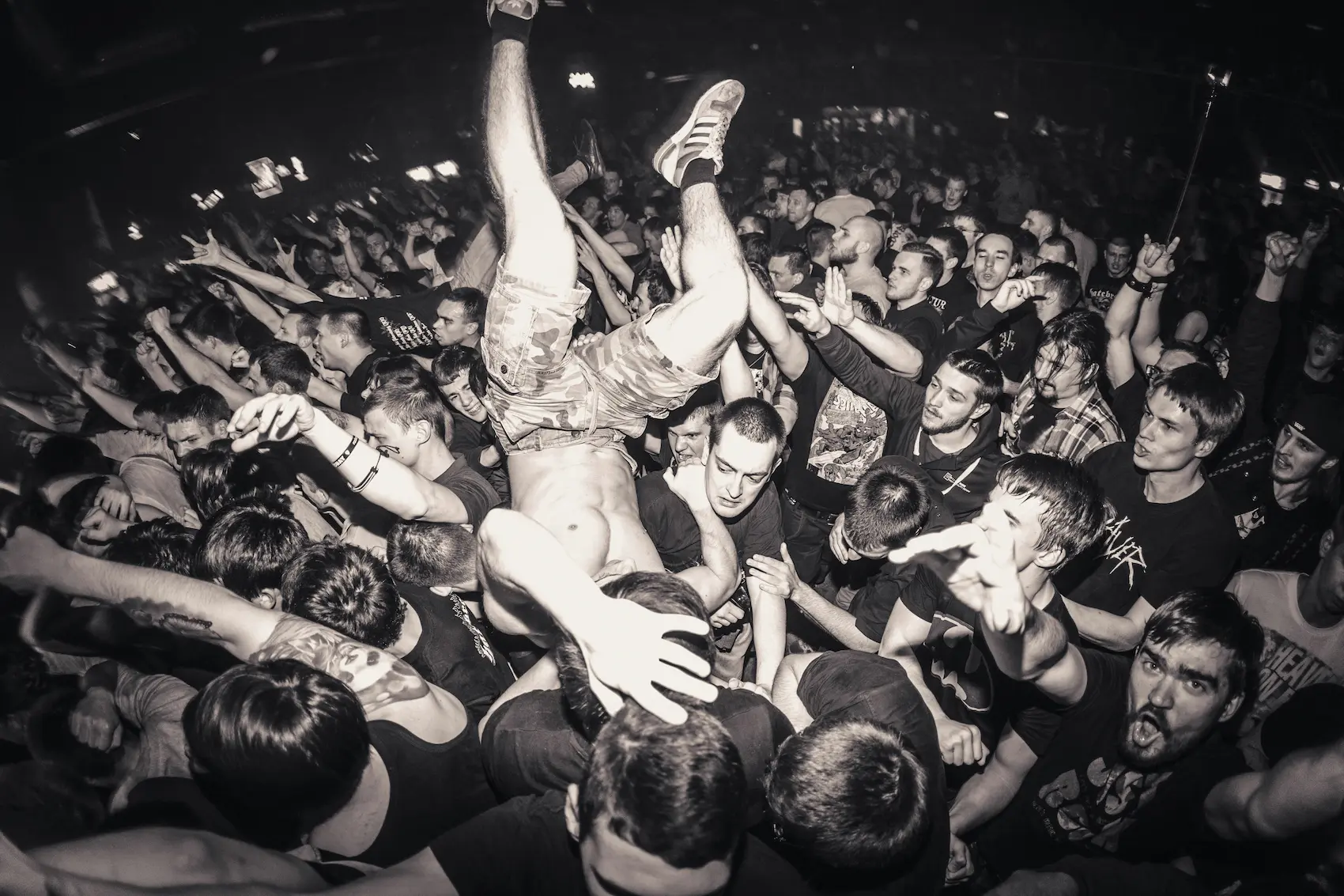 mosh pit en concierto de rock energía del público