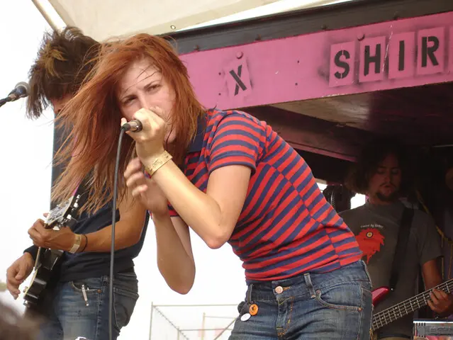 Paramore en el warped tour 2005 encendiendo el escenario